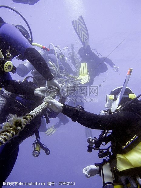 深海水下潜水员深海中的潜水员