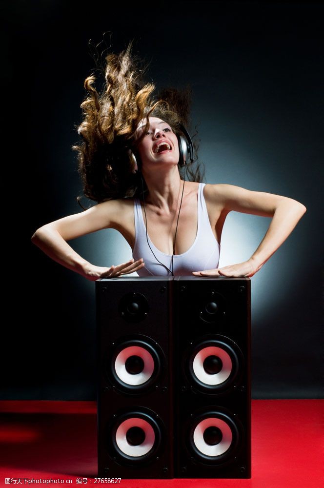 外国女人听音乐的性感美女图片