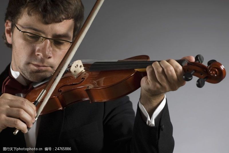 乐器演奏深情演奏小提琴的外国男性图片