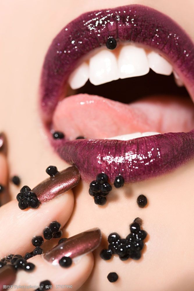 美甲紫黑色伸舌头的性感女人特写图片
