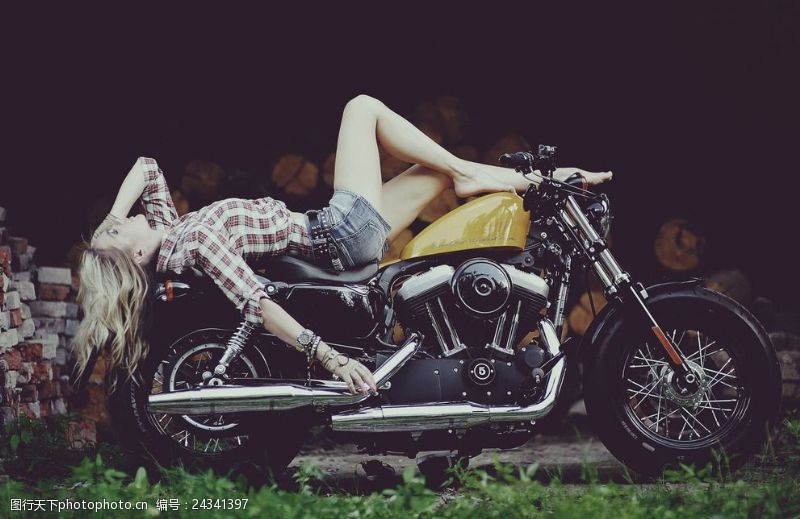 重机女郎躺在摩托车上的美女