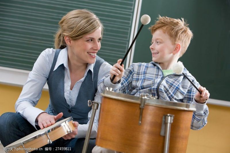 开学图片外国老师教小男孩乐器图片