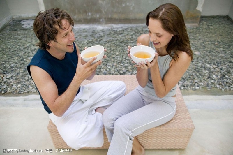 手捧水温泉池字旁一起喝茶的情侣图片