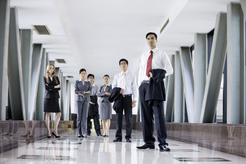 成功男士站立的成功的商务团队男女图片