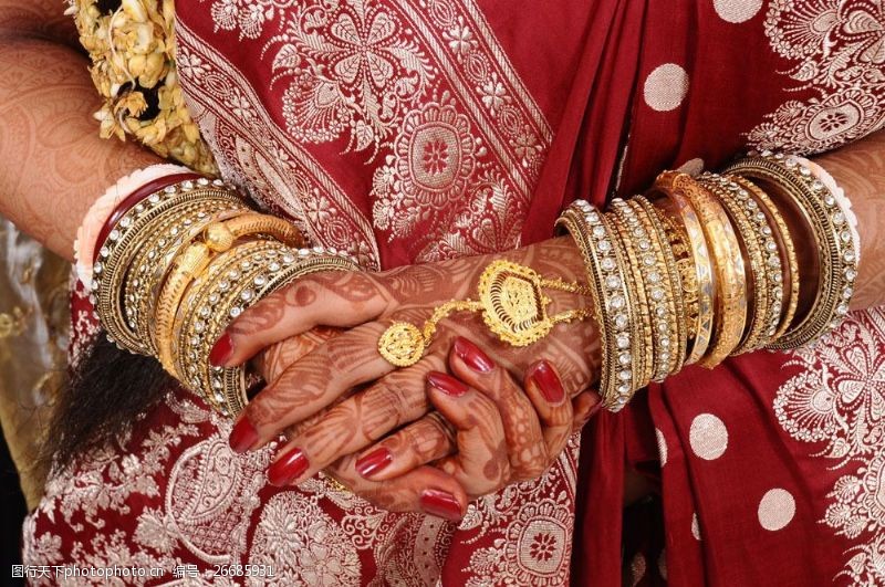 印度传统美女戴手镯的印度女人图片