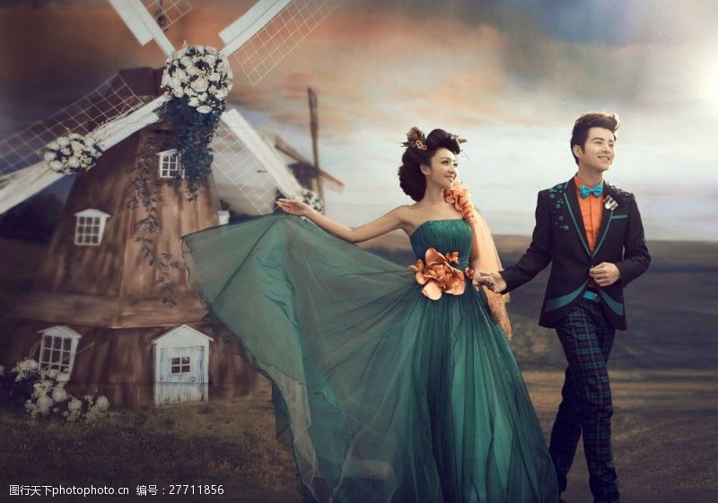 情侣模特风车与新人夫妻婚纱照图片