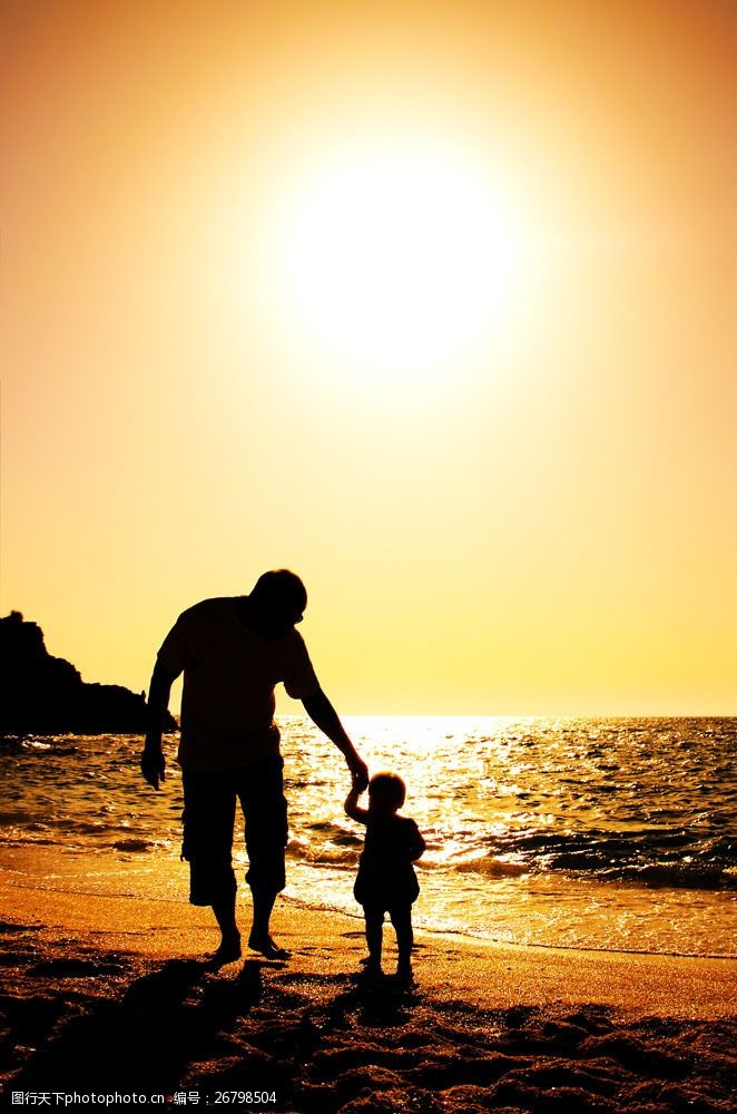 父亲剪影海边牵着孩子的父亲图片