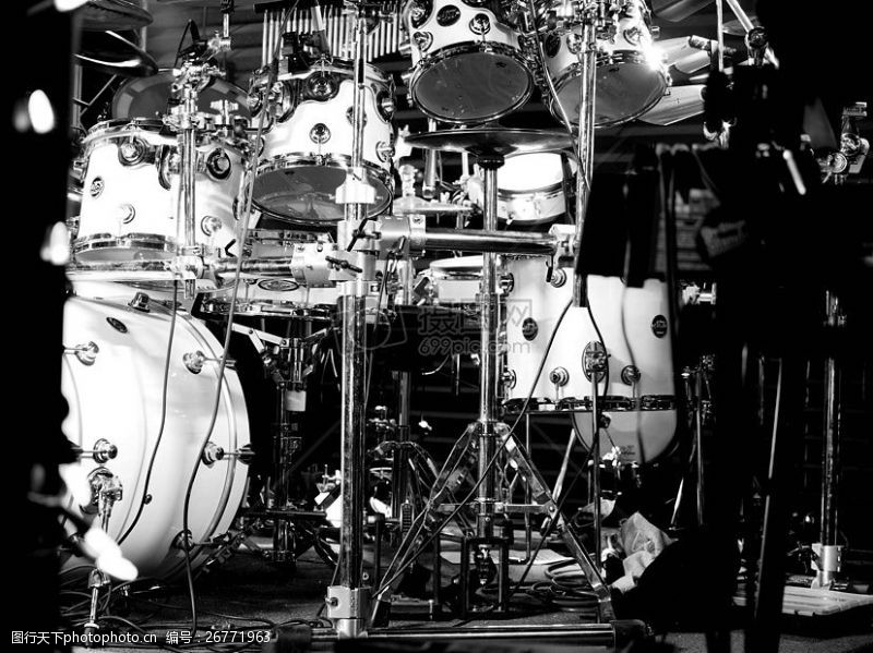 摇滚乐队黑白照片里的架子鼓