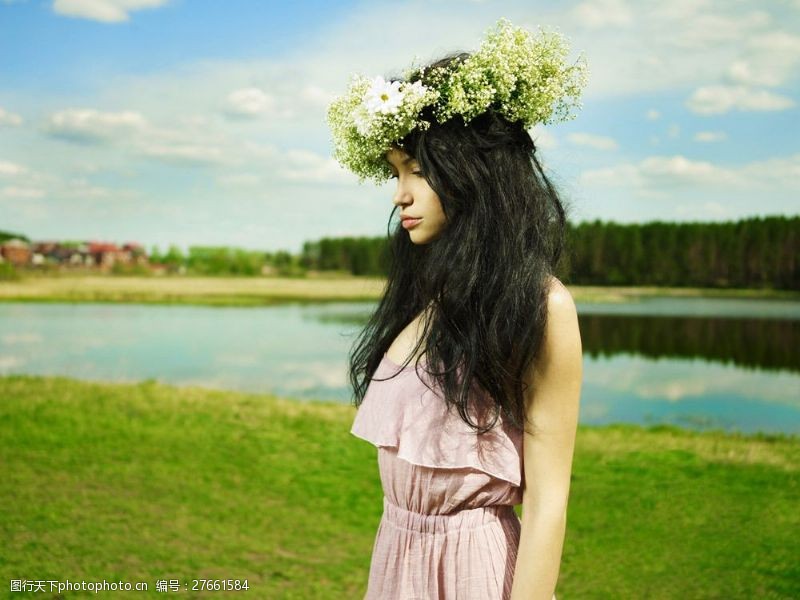 外国女人湖泊草地上的美女图片