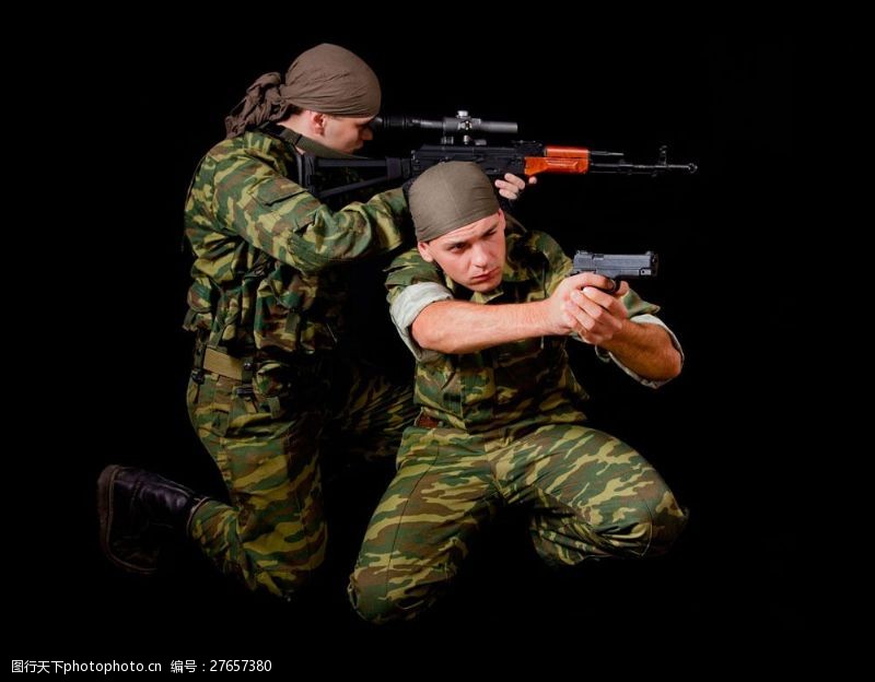 pose两个手拿抢的外国军人图片