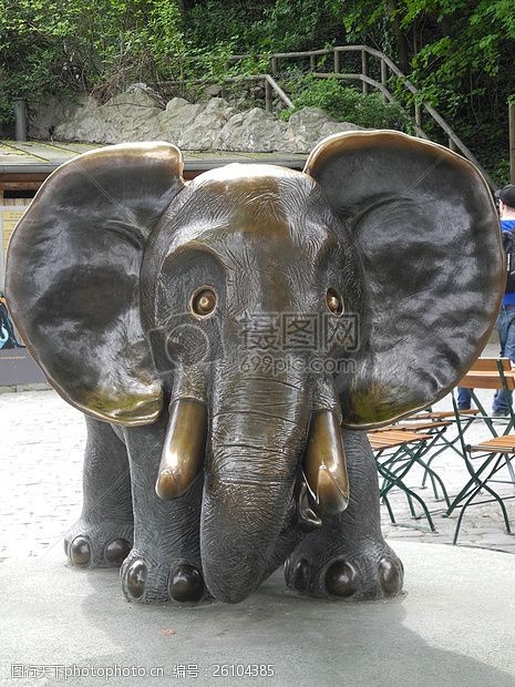 青滕青铜色的大象
