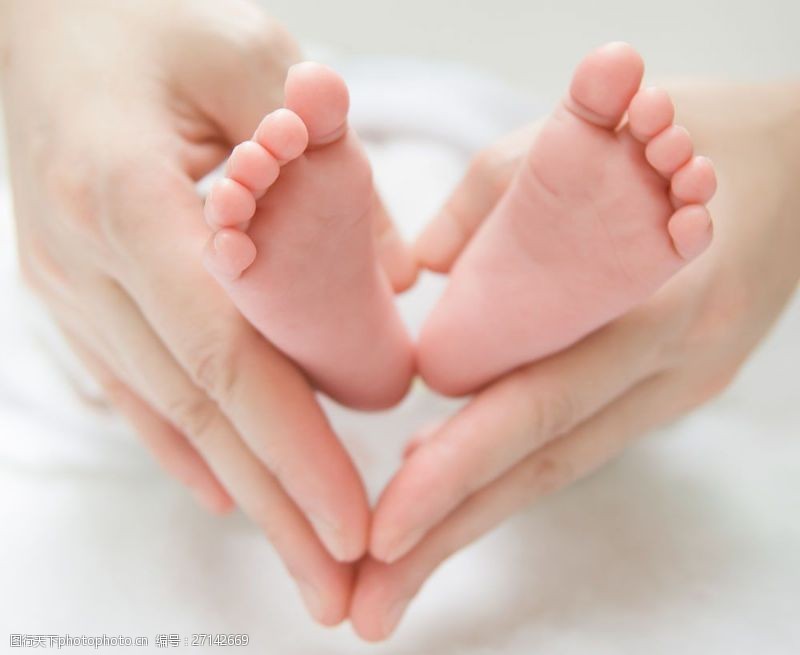 婴儿脚双手捧着的婴儿小脚图片