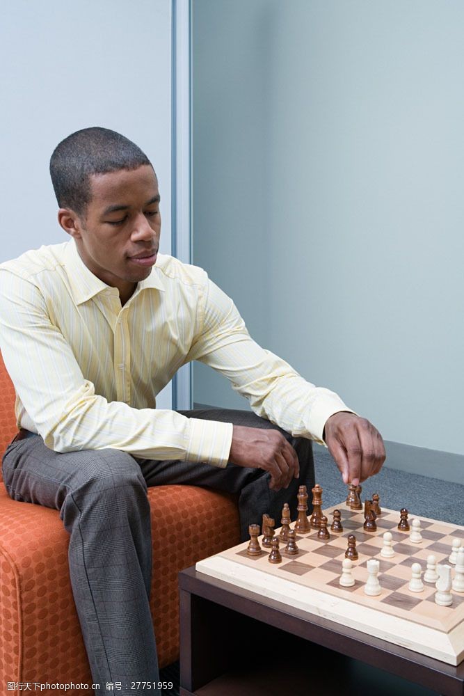 对弈玩国际象棋的商务男人图片