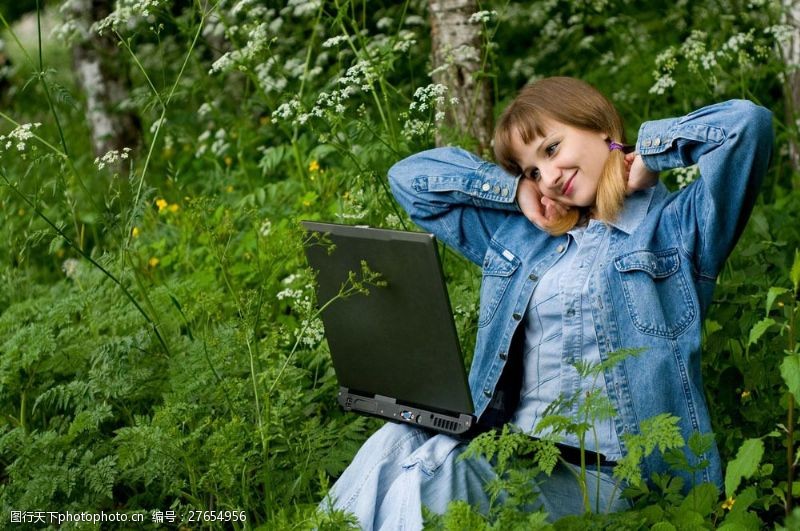 微电影在树林里玩电脑的外国时尚美女图片
