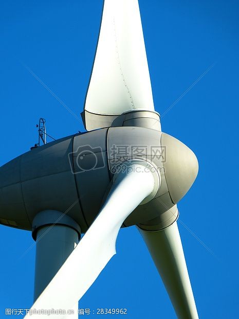 转动的风车蓝天下的能源风电
