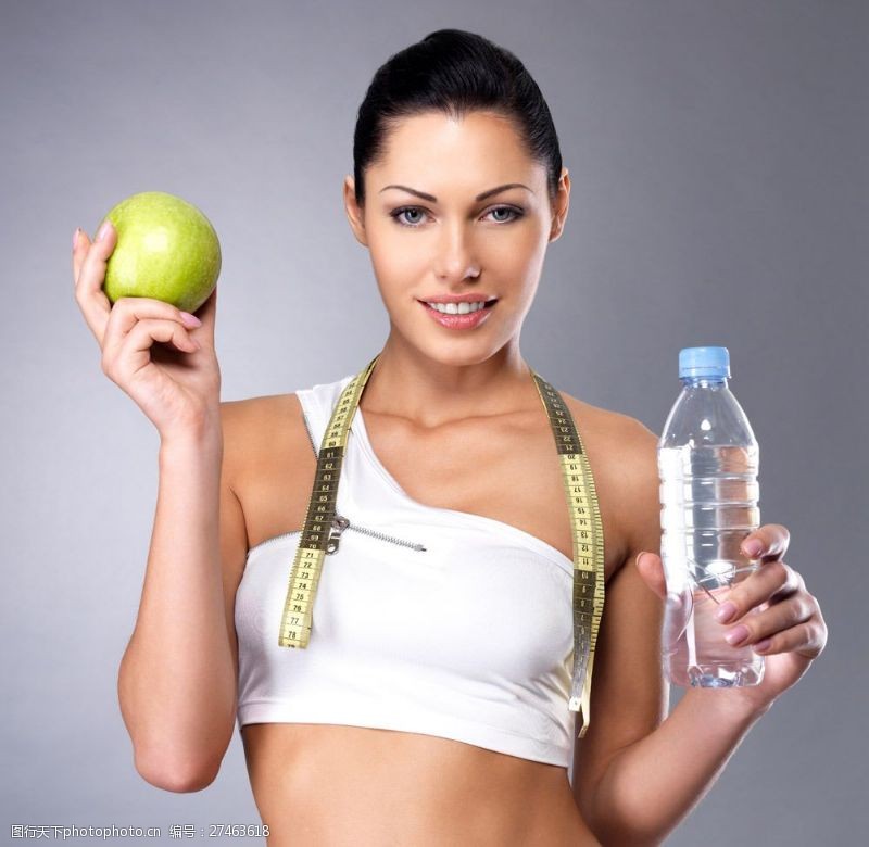 健身的美女拿着水和苹果的美女图片