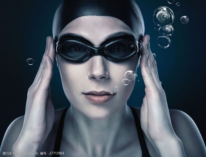 游泳比赛潜水的女子运动员图片