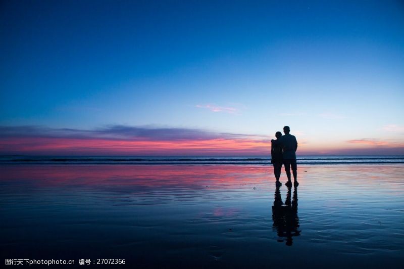 傍晚海边浪漫情侣背影图片
