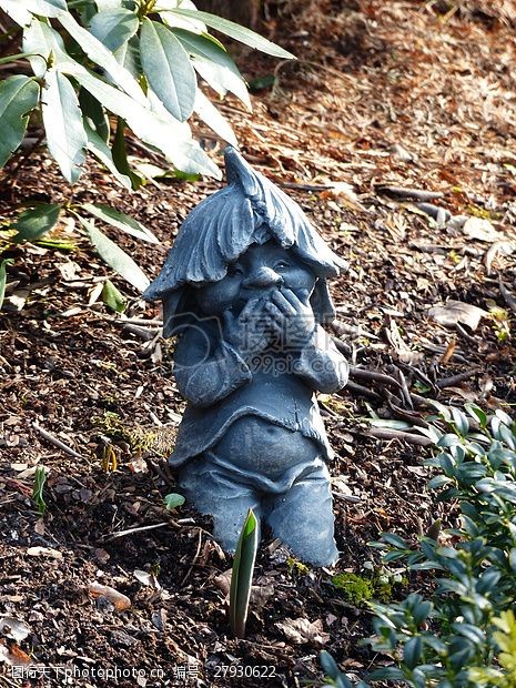 花园中草丛中的矮人雕像