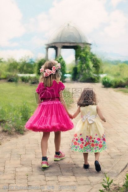 outdoors孩子们穿着粉红色连衣裙球