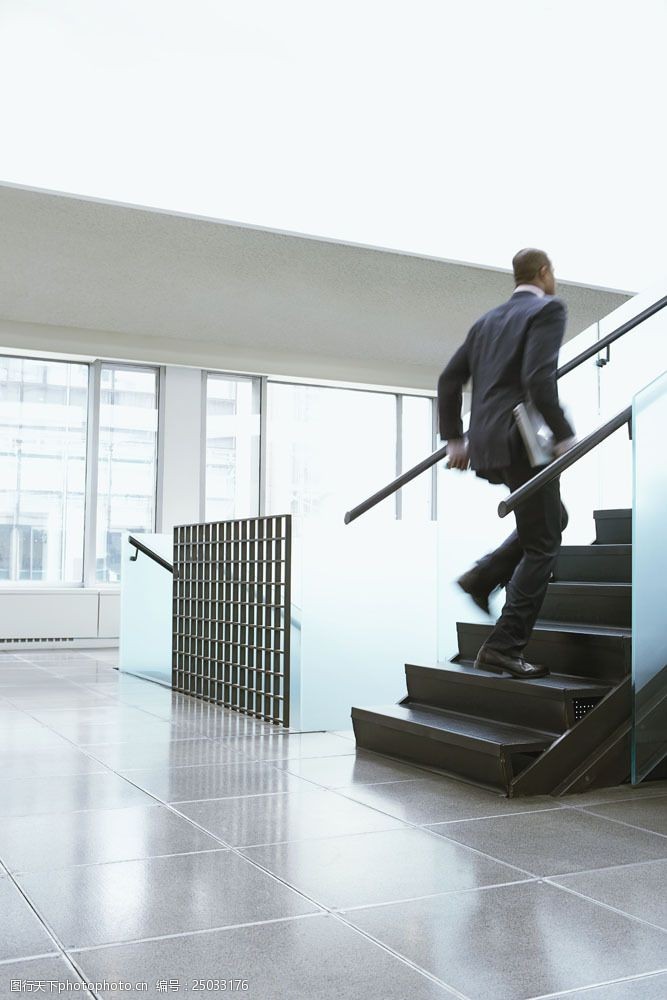 黑色西装楼梯上奔跑的外国商业男人图片