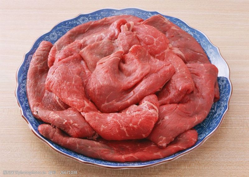 生牛肉盘子里的鲜肉图片