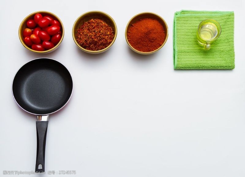 辣椒油平底锅和西红柿图片