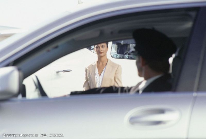 商务人士坐车的商务女性图片