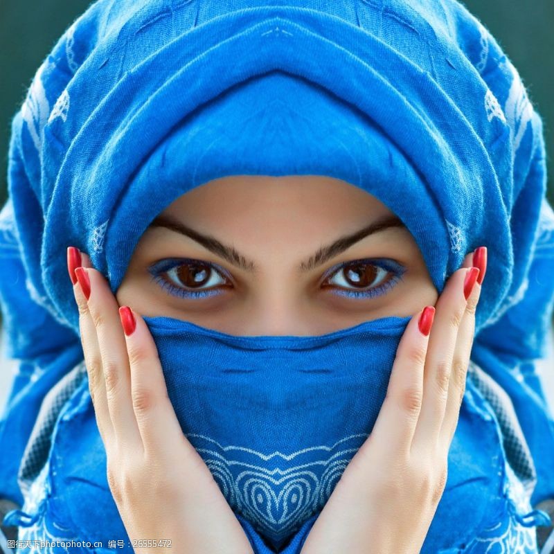 遮住眼睛戴着蓝色头巾的女人图片