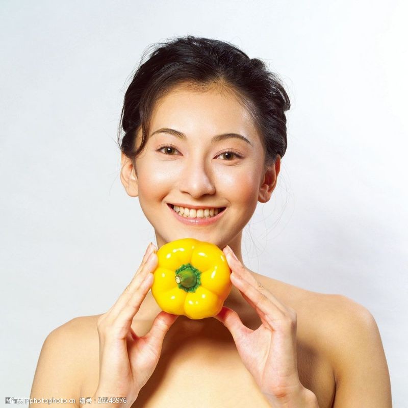 瘦身模特黄色辣椒与健康美女图片