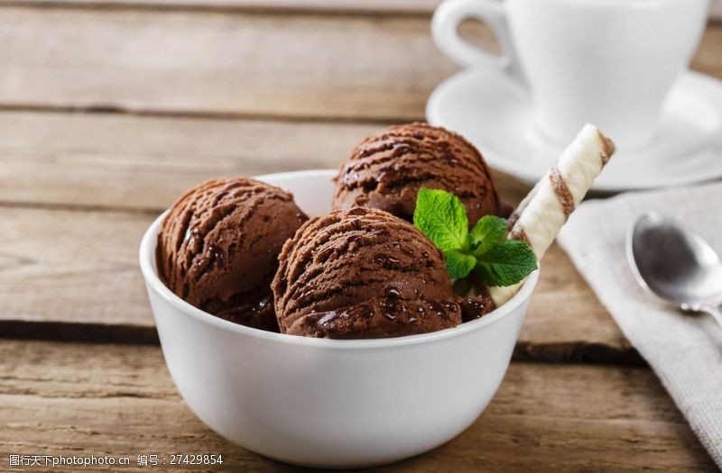 甜筒巧克力冰激凌图片