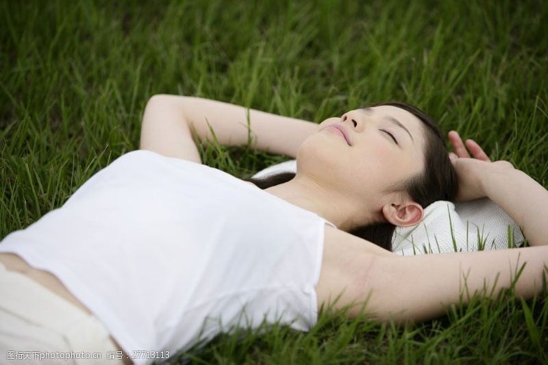 职业模特躺在草地上的美女图片