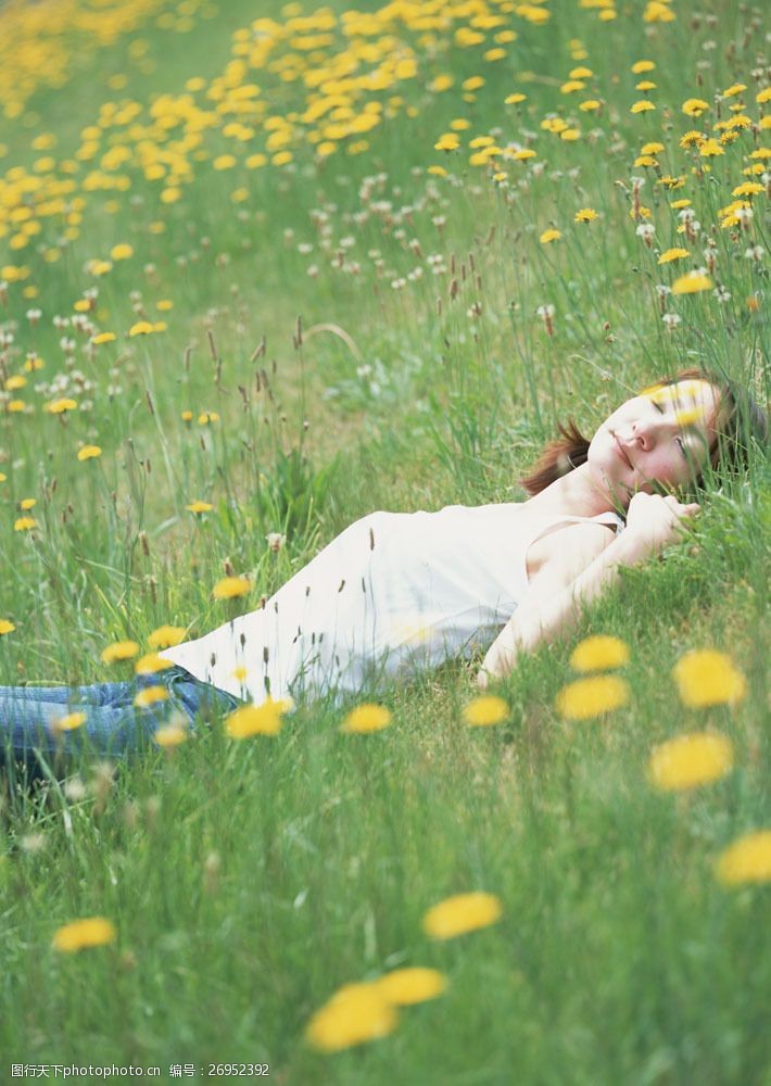假日休闲女性躺在花丛中的女人图片