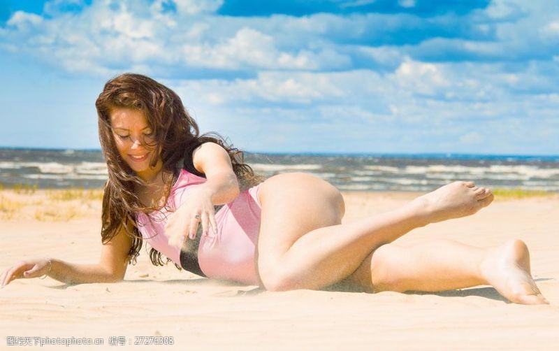 海滩上的美女躺在沙滩上的外国美女图片