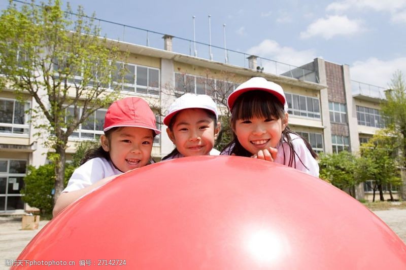 红色教学楼玩红色气球的儿童图片图片