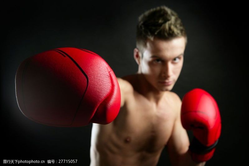 准备姿势正在训练的外国男性拳击手图片