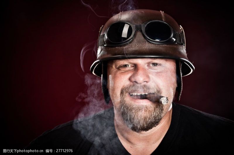 男性摩托车车手抽烟的车手图片