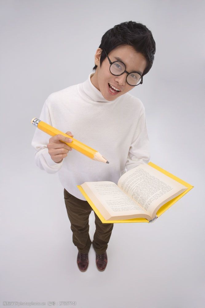开学图片拿着书本和铅笔戴眼镜的男生图片