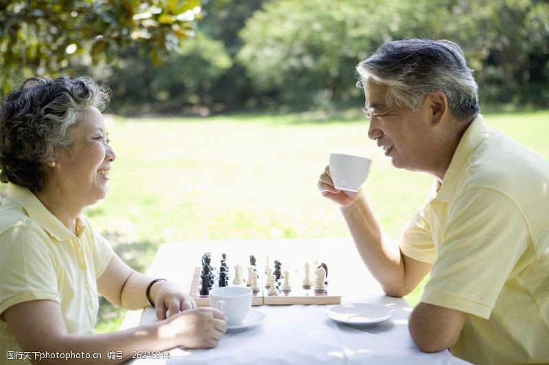 晚年生活品茶下棋的老夫妻图片