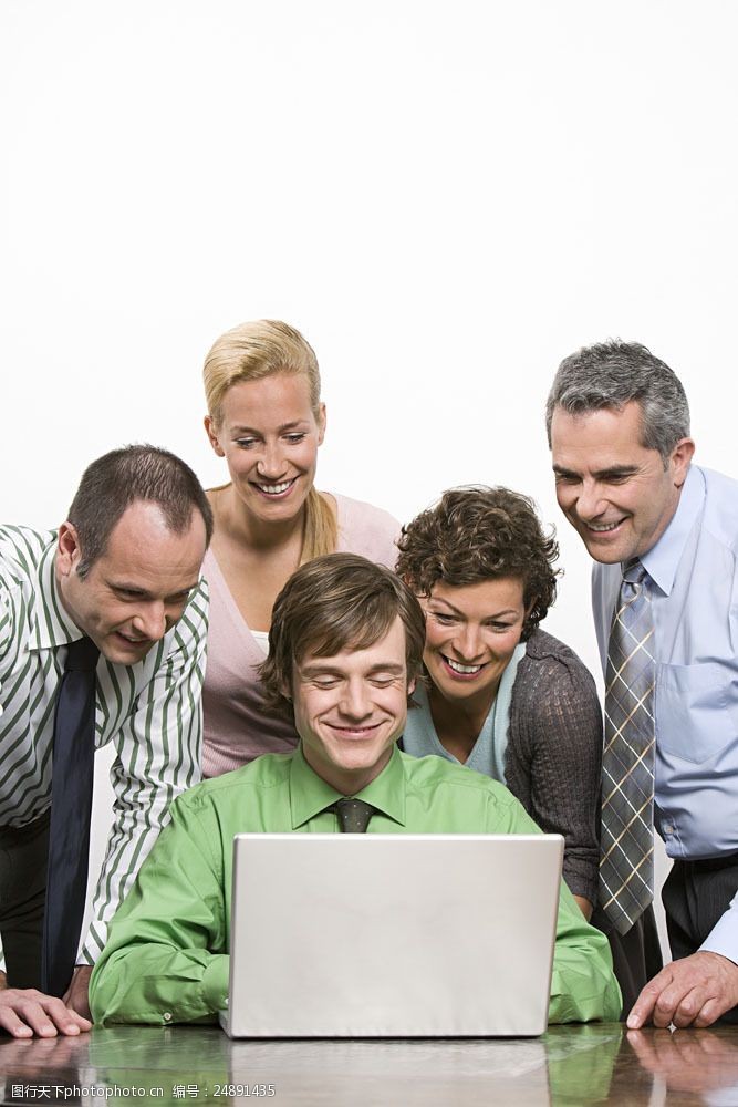 商务人员一起看电脑笑的人群图片