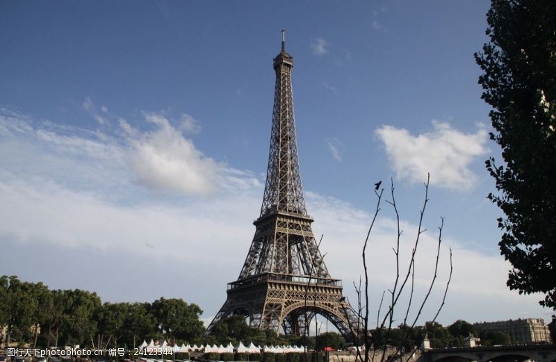 道路标志巴黎埃菲尔铁塔