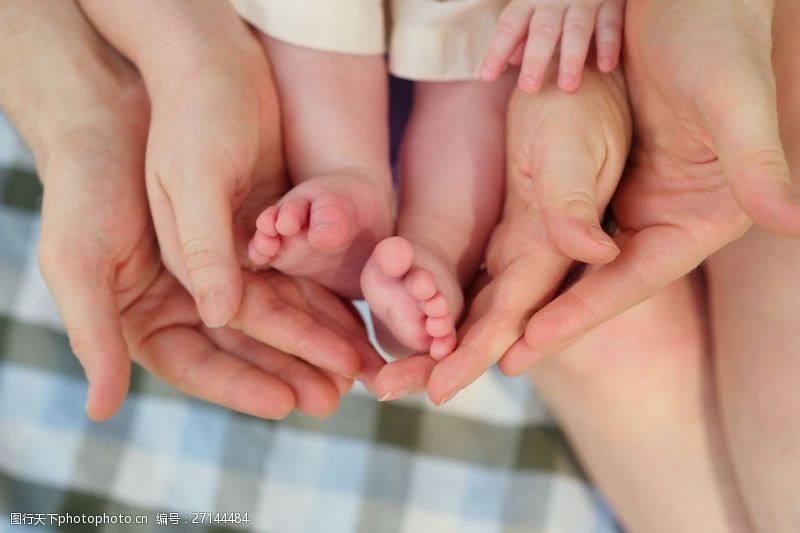 婴儿脚父母捧着婴儿的小脚图片