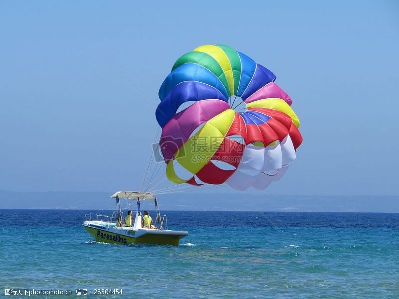 海滩上的小船海上小艇上张开的滑翔伞