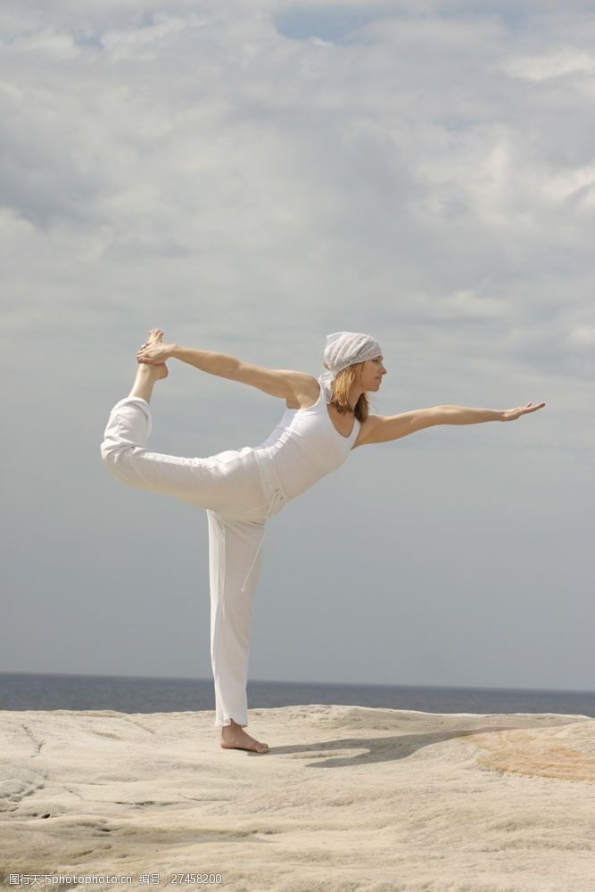 女性健康生活练瑜珈的健身美女图片