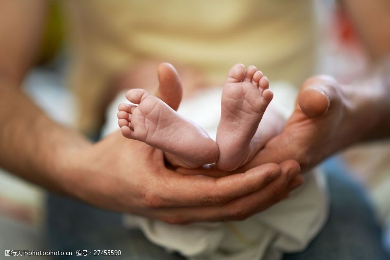 婴儿脚手里可爱的小脚丫图片