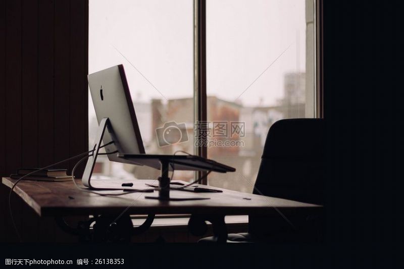 红苹果办公桌上的电脑