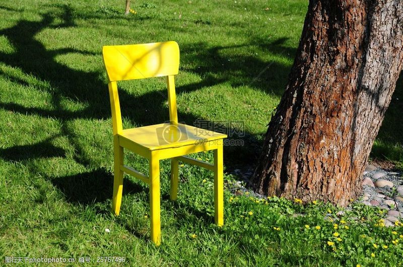 草坪上的黄色凳子