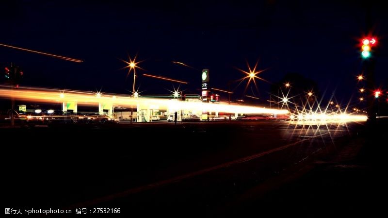 高速城市公路夜晚风景图片