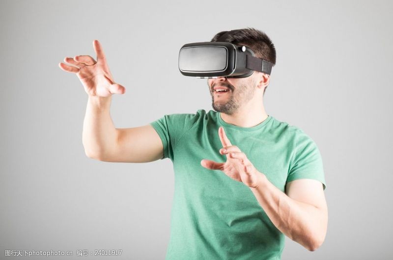 惊讶戴VR设备的时尚男士