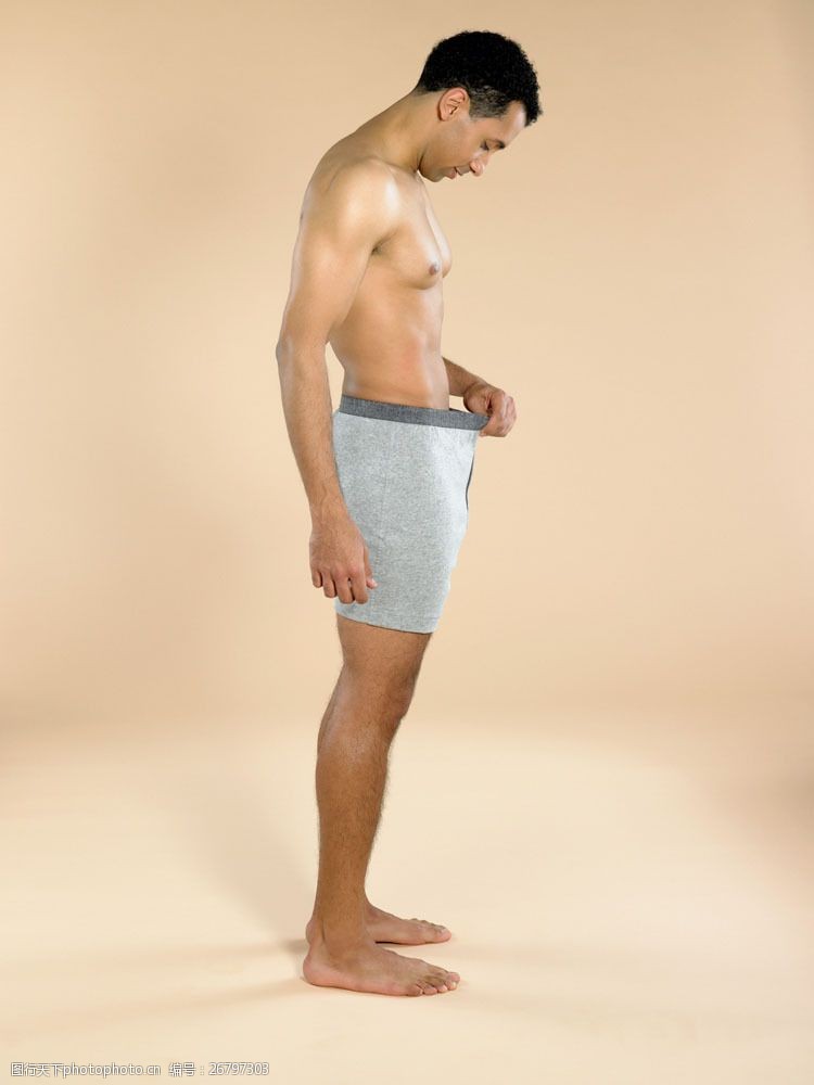 健身裤低头烦恼忧虑的外国黑人男性图片